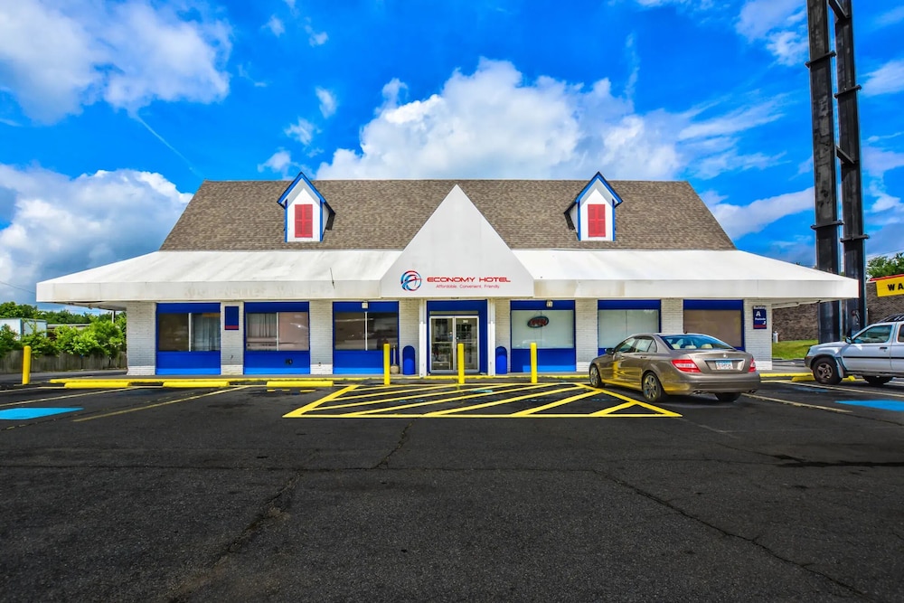 Forsyth Vacations - Economy Hotel Macon - Property Image 1