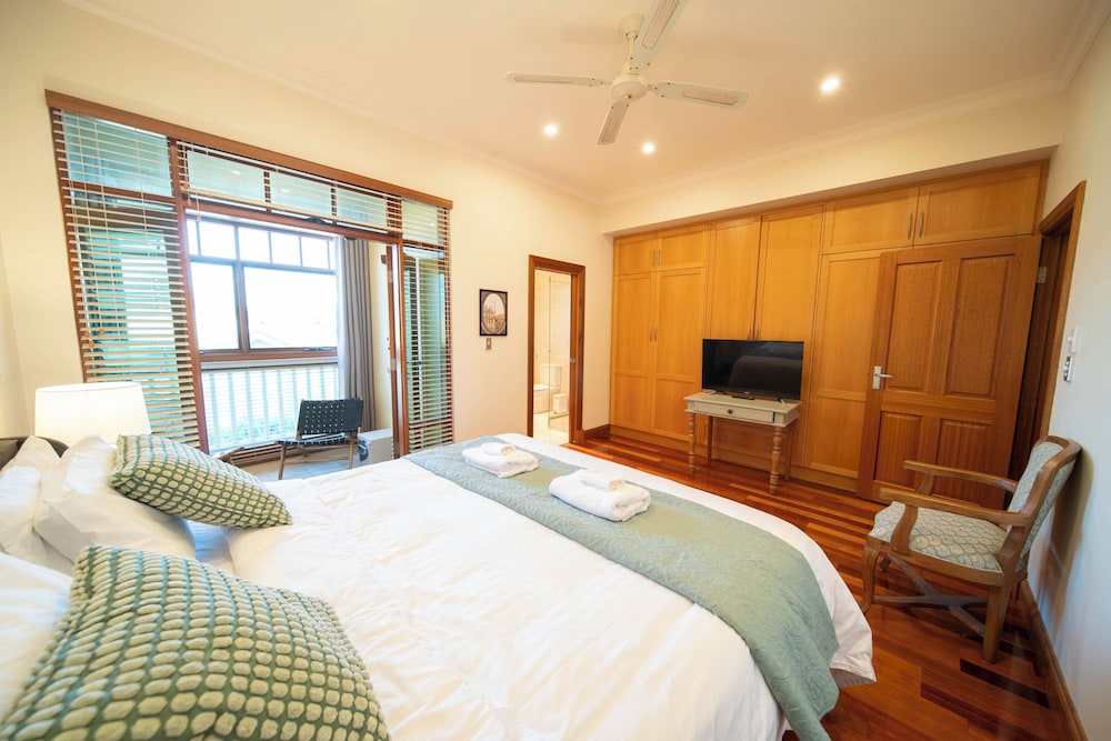 Cozy Home with fireplace 5mins to beach