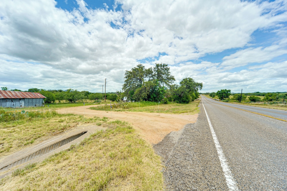 20-acre Property w/ Trail: Hill Country Hideaway!