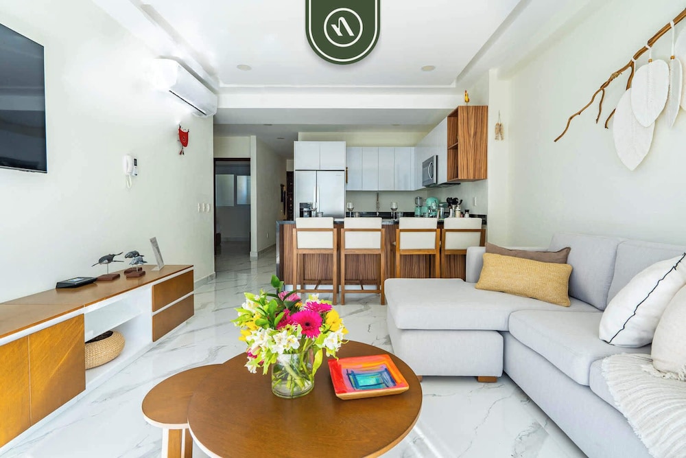 3BR Condo Right Next to the Beach - Pool - Palapa