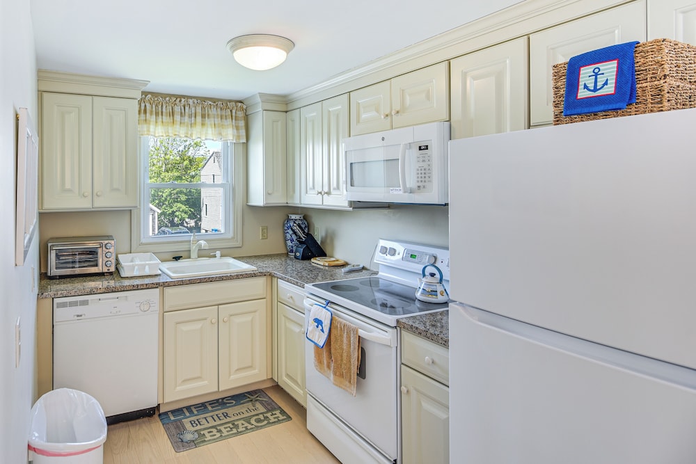 Coastal Home: 1 Mi to Beach, 2 Mi to Dtwn Newport!