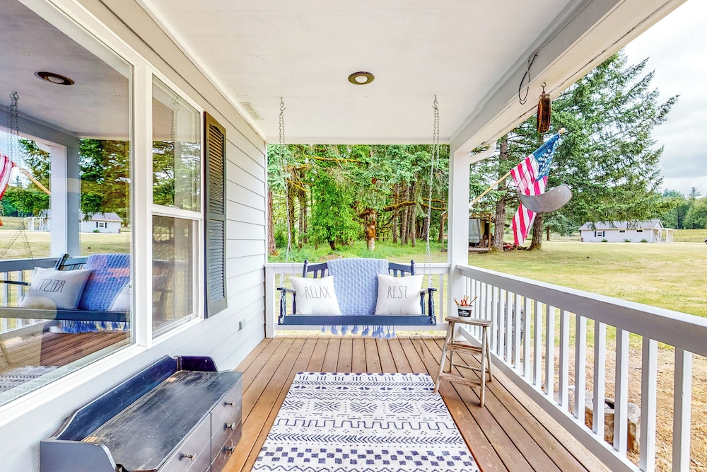 The Homested w/ Covered Deck & Views