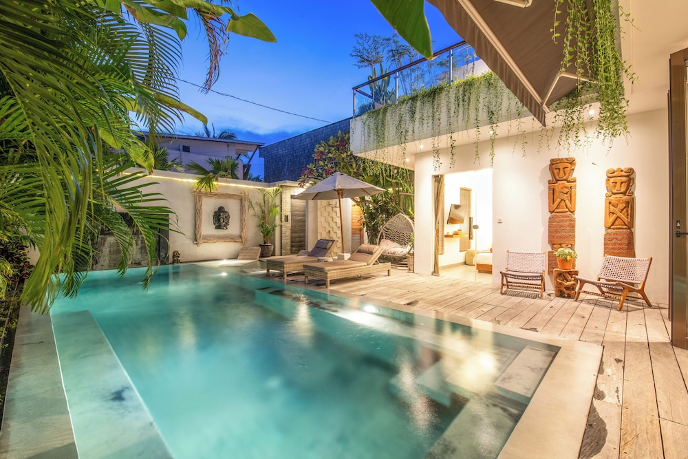 Luxury 4BR Haven, Steps to Canggu's Beach Elegance