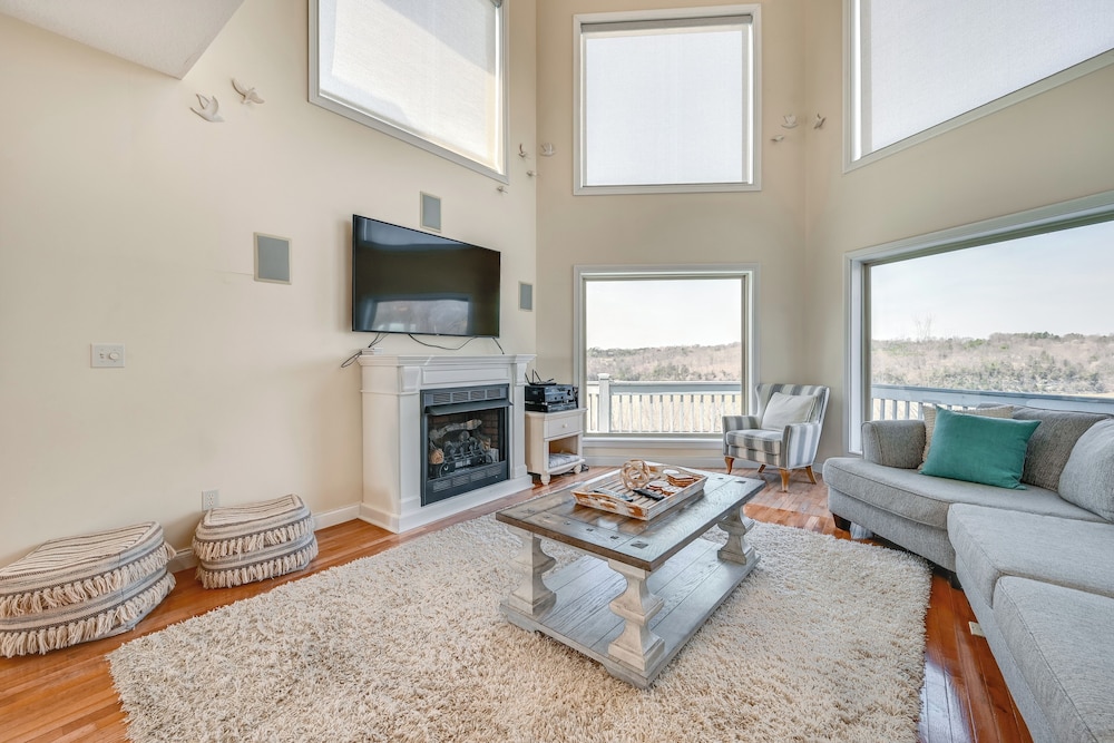 Lake Cumberland Home w/ Hot Tub & Game Room