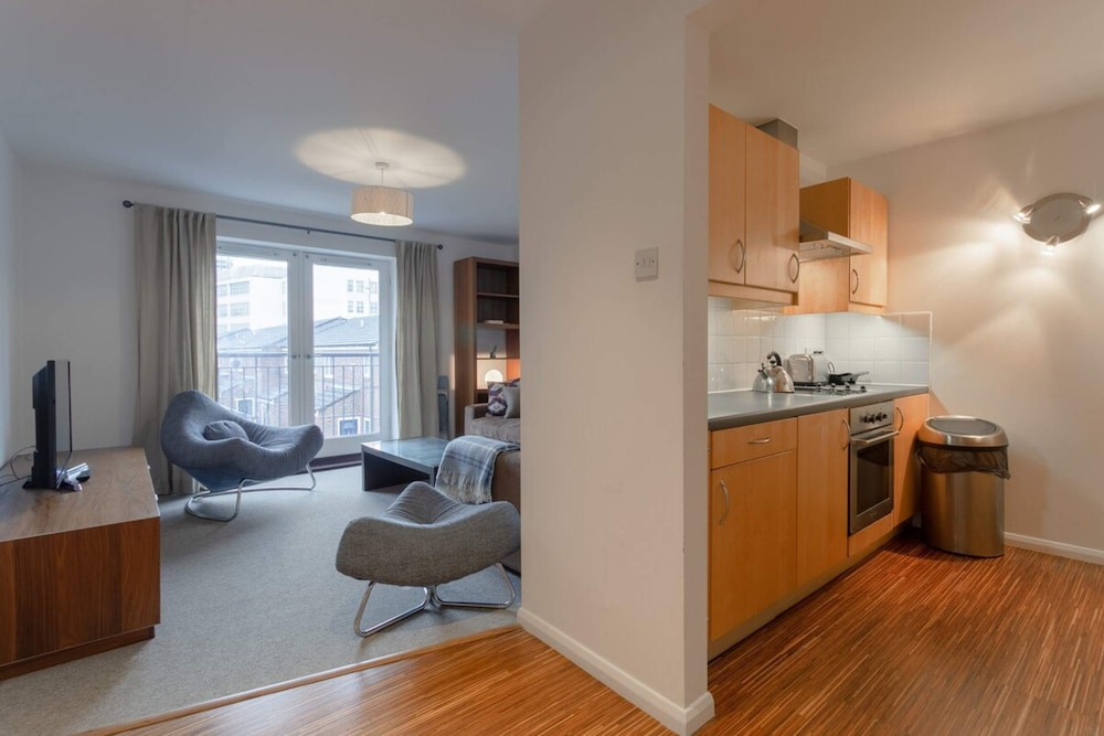 A Spacious 2 Bedroom Apartment In Aldgate East