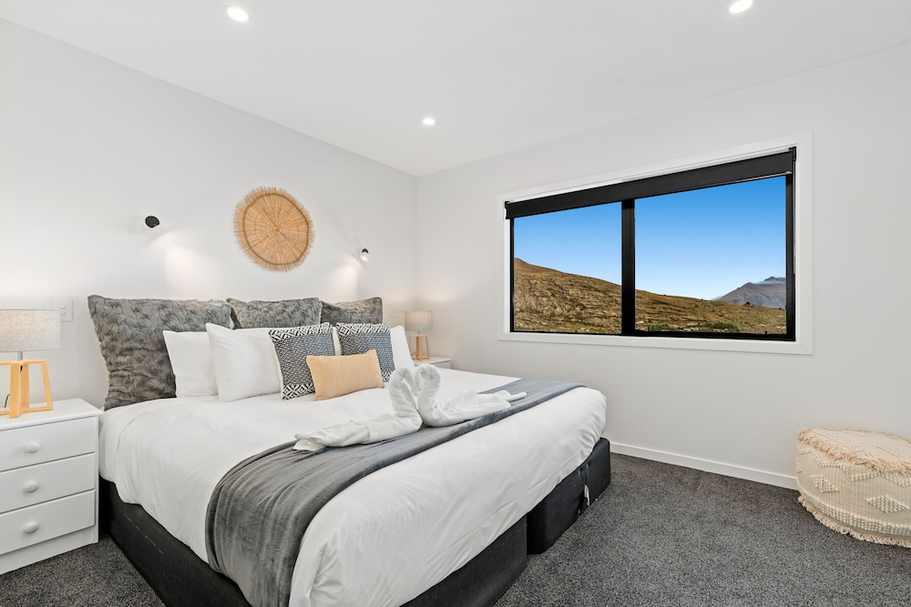 A LUCKIE CHARM - 5-BEDROOM TOWNHOUSE view 3