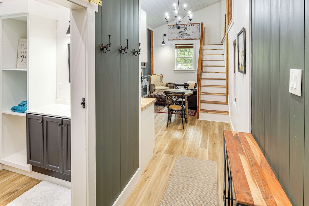 Luxe Stable Suite: Farm Stay in Lebanon!