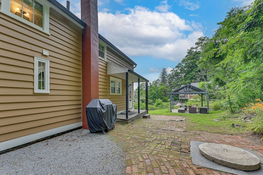 Cottage-chic Retreat < 1 Mi to Connecticut River!