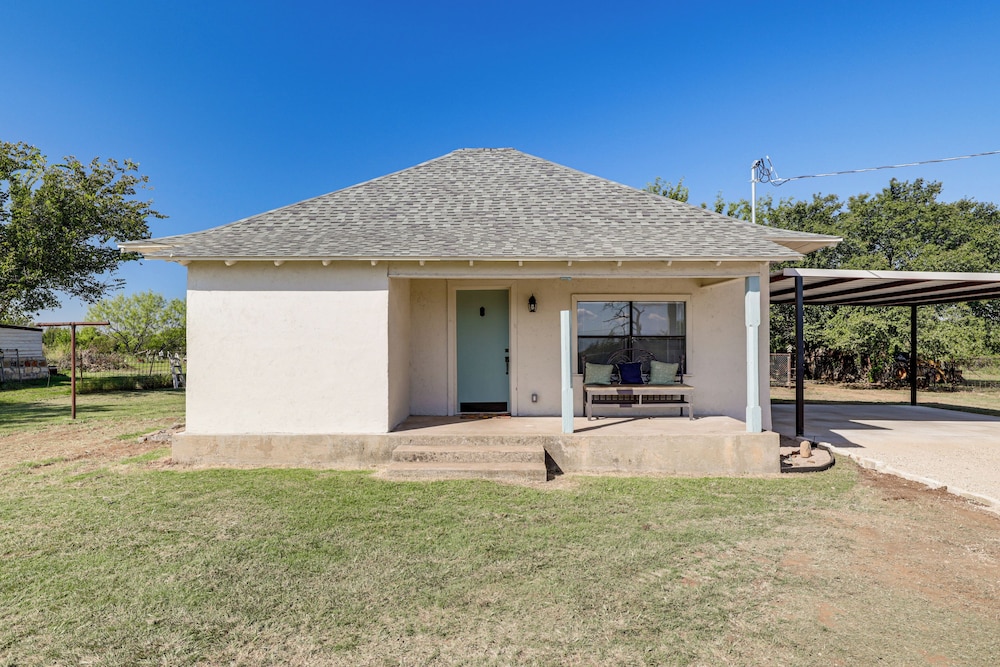 Walk to Historic Square: Jacksboro Home w/ Yard