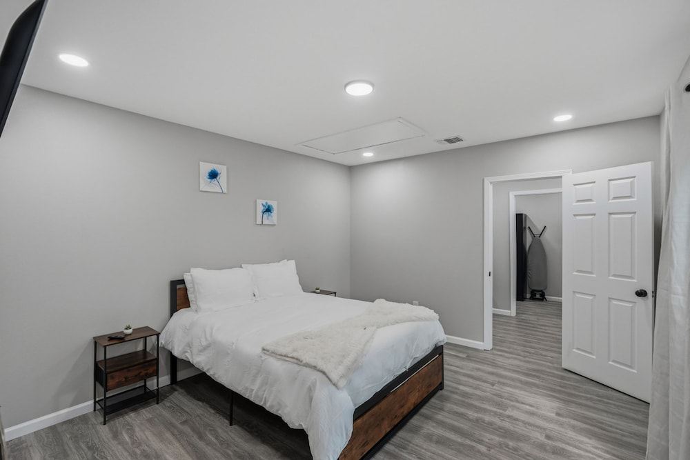 Spacious 3BR Retreat Near Downtown River Walk