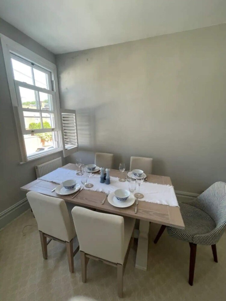Stylish & Bright 3BD Flat With Balcony - Fulham