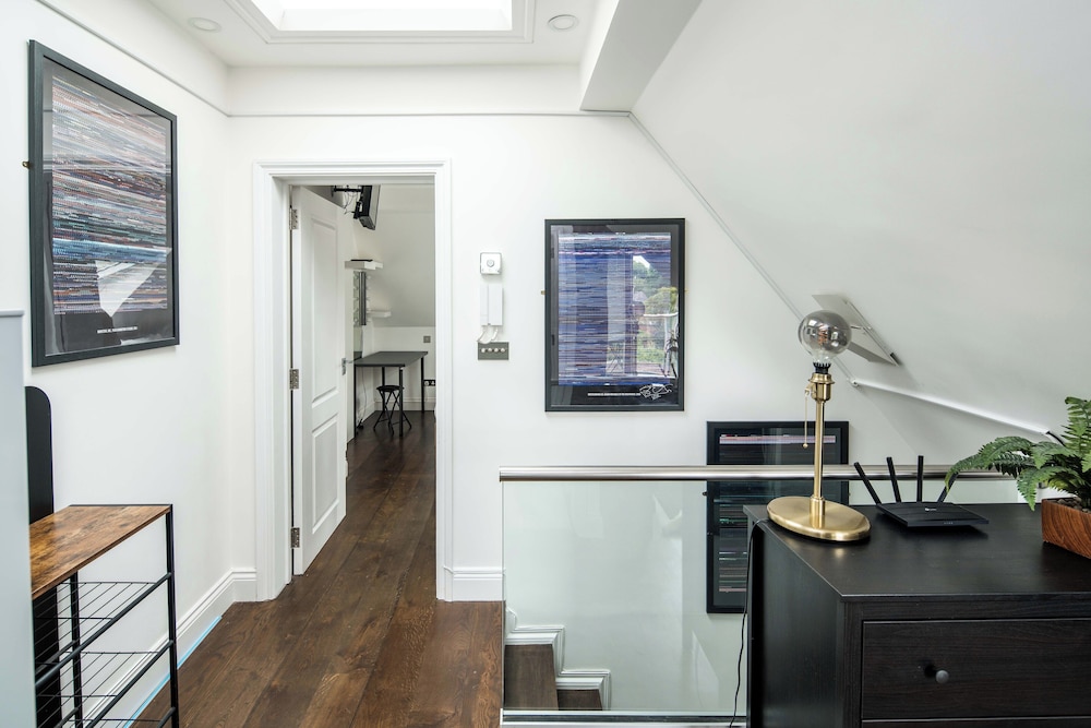 Sleek and Stylish 1BD Apt w/ Balcony, Hammersmith