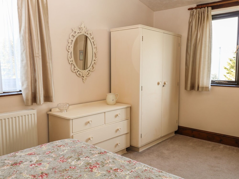 The Cottage at Moseley House Farm view 4