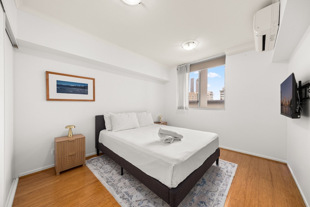 South Brisbane 2BR Apt With Gym & Sauna Access