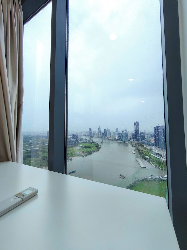 Skyway White & Silver Riverside Resident - Binh Thanh, HCM