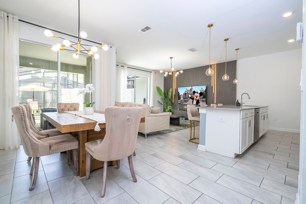 Beautiful 4 BR Close to Disney