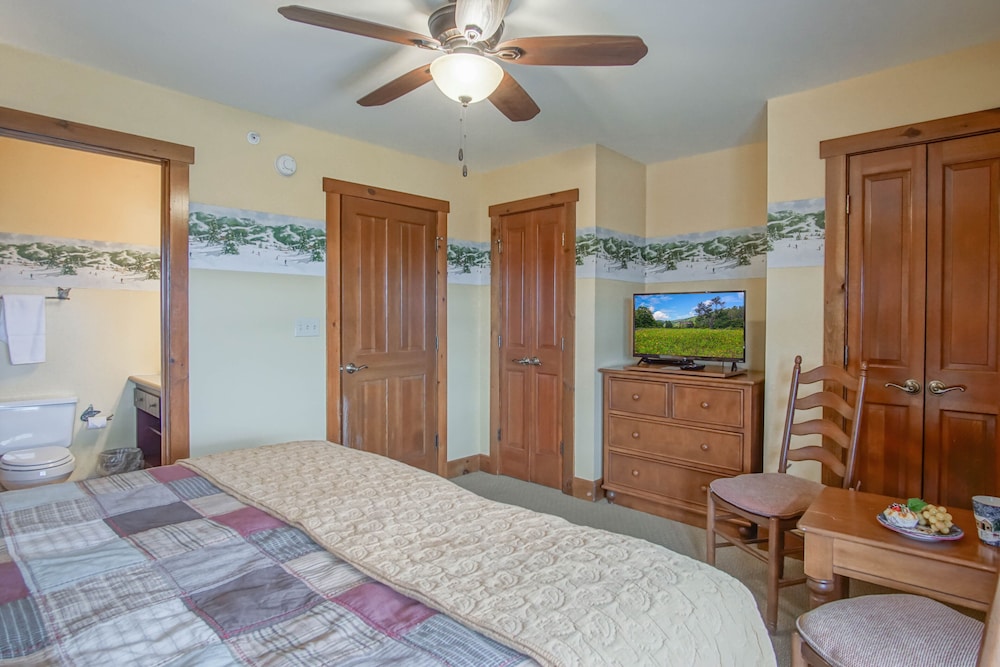 Camp 4 # 11: 3 Bedrooms + Bonus Sleeping Den, 3.5 Baths: Slope Side