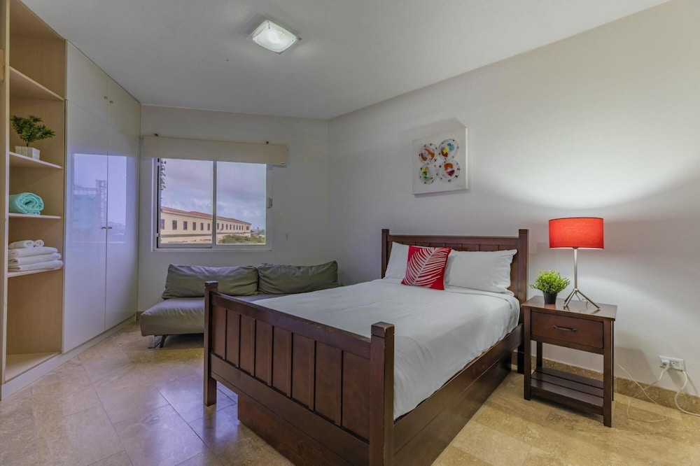 4BR 3BA w Pool Sleeps 10 200m From Eagle Beach