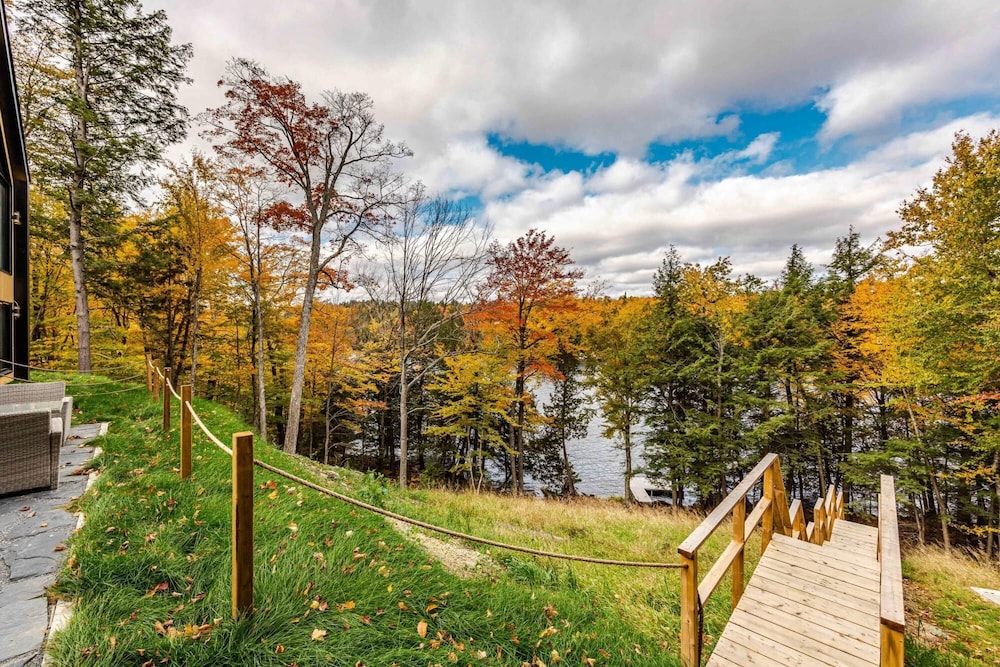 Valhalla - Scandinavian Style Chalet Directly on the Lake With Upscale Amenities and Private hot tub