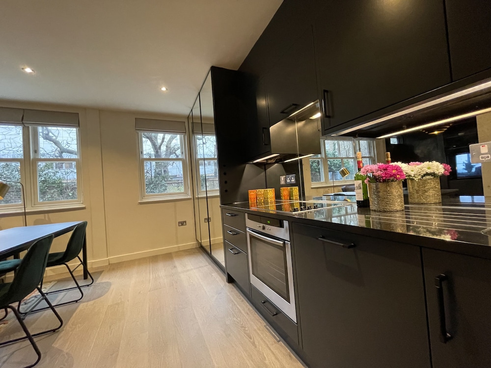 JOIVY Chic Mews house in S Kensington