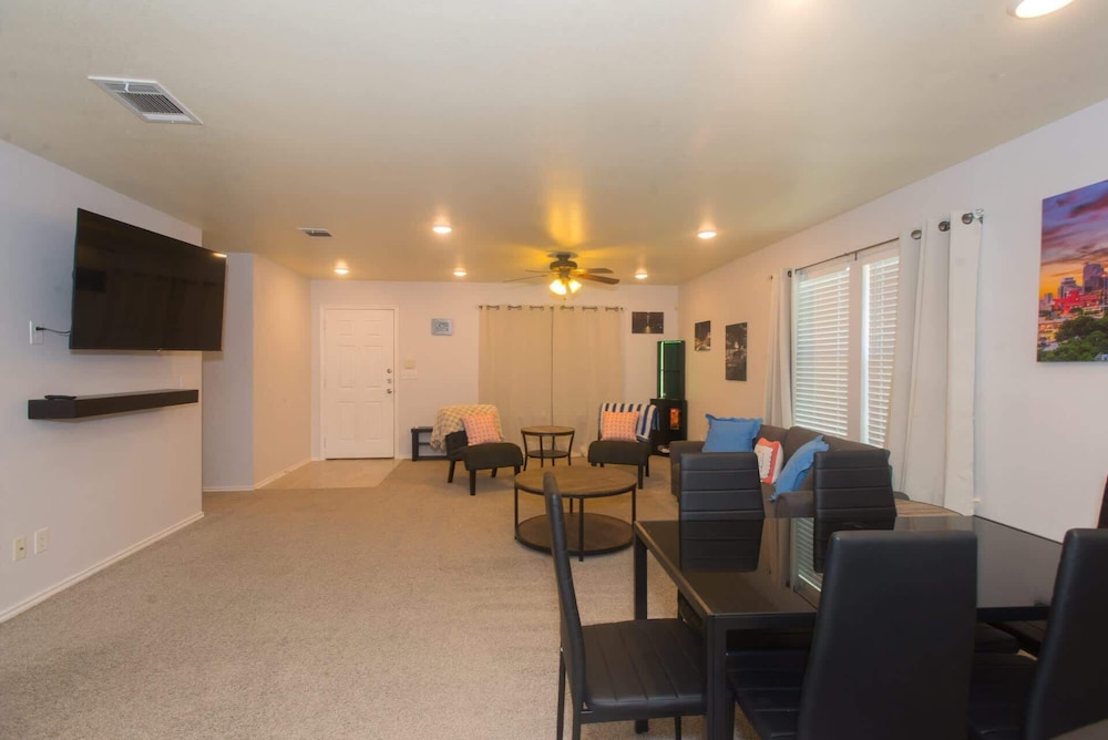 The San Antone Home for 6