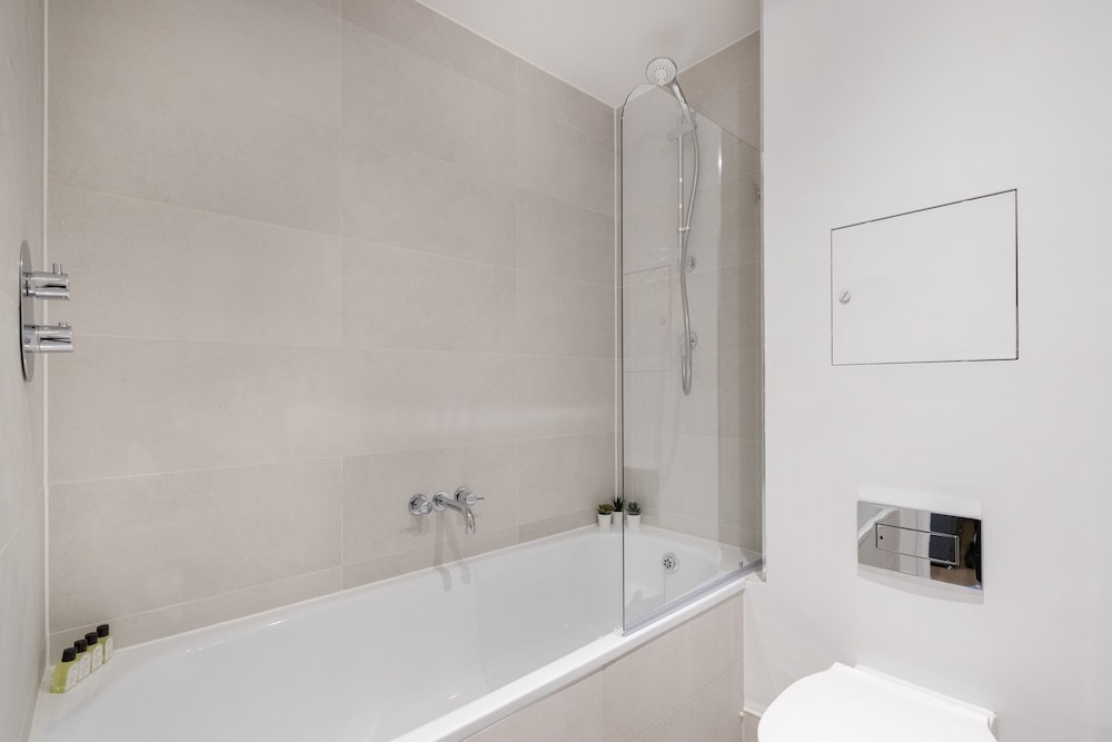 Modern 2BR 2BA with Balcony by Soho