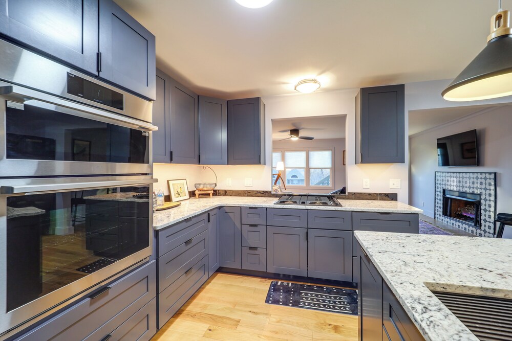 Steps to Dtwn & Fabulous Restaurants: Chic Condo