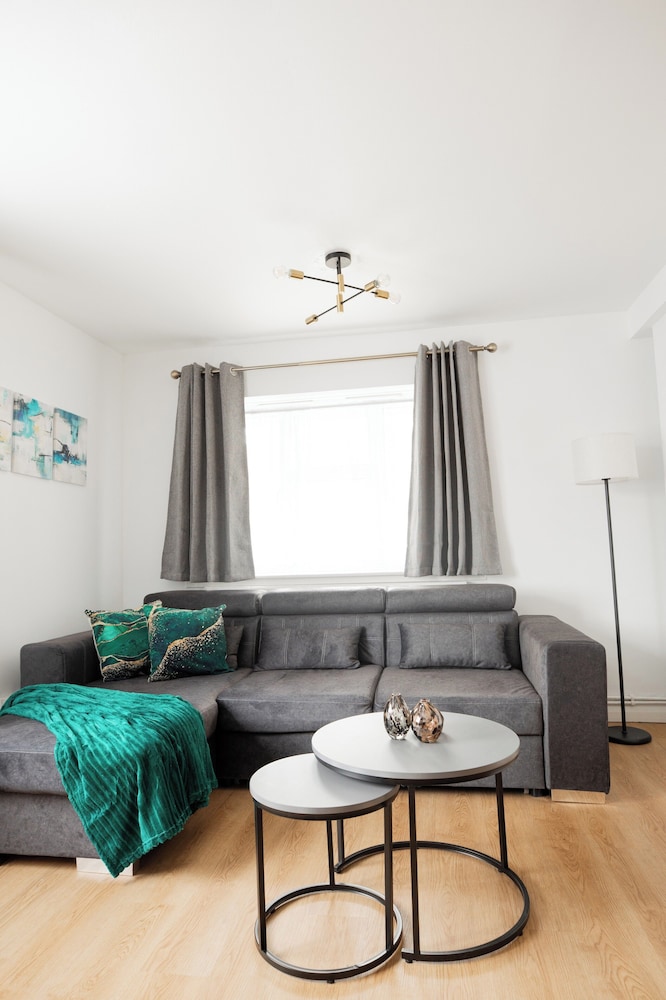 London Chic Apt, Great Location Free Parking