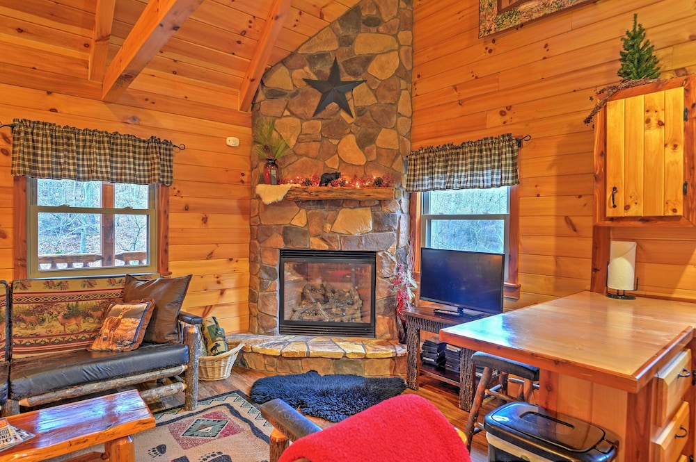 Rustic Dundee Log Cabin w/ Hot Tub & Forest Views! view 4