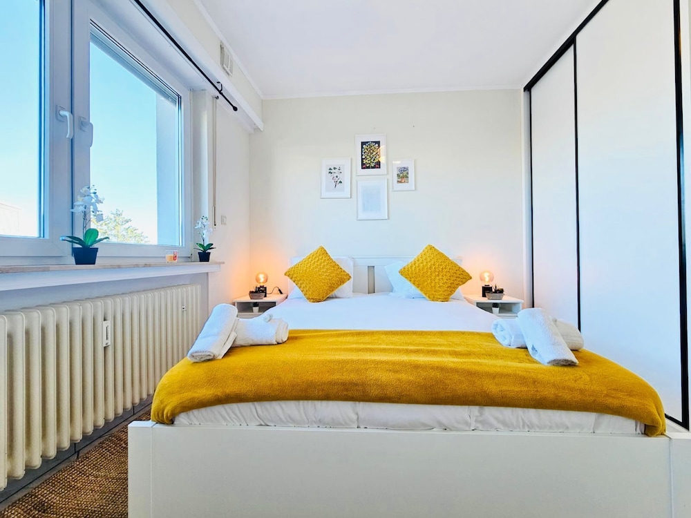 Chic Urban Stay 2BR with parking