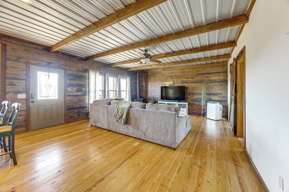 Peaceful Cabin w/ Mtn Views & Grill in Altoona!
