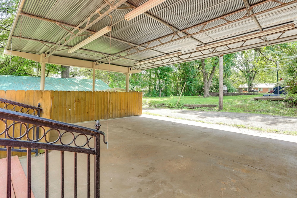 Walk to Dtwn & Freed-hardeman: Home w/ Fenced Yard