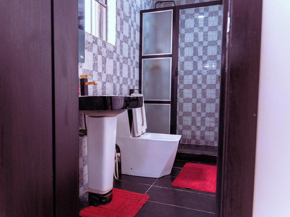 Luxury Hotel Deluxe Room - Sleeps 2 - Gym - Pool