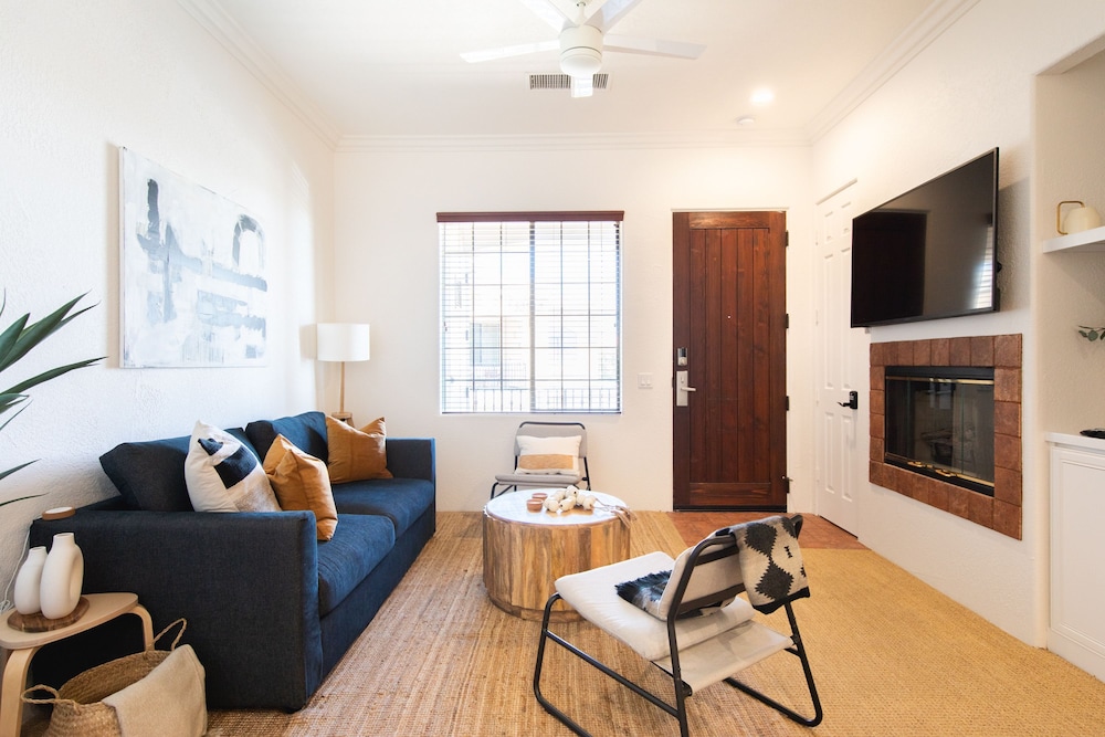 Designer 1 bed 5 min to Old Town Dogs Welcome