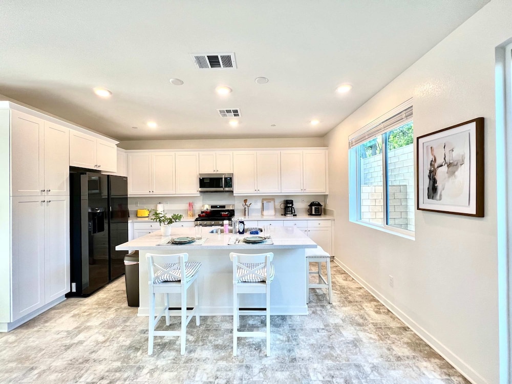 Sunny Stylish Near LA 4BR Home w Desks Lounge
