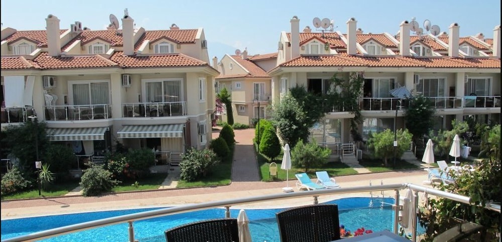 Villa AQ22 by JoyLettings view 2