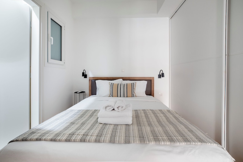 Glimmer 2-Bedroom Apartment in Athens