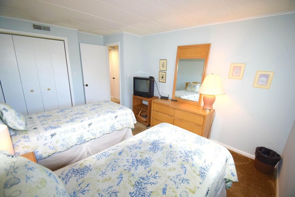 Thunder Island 16a 2 Bedroom Condo by RedAwning view 4