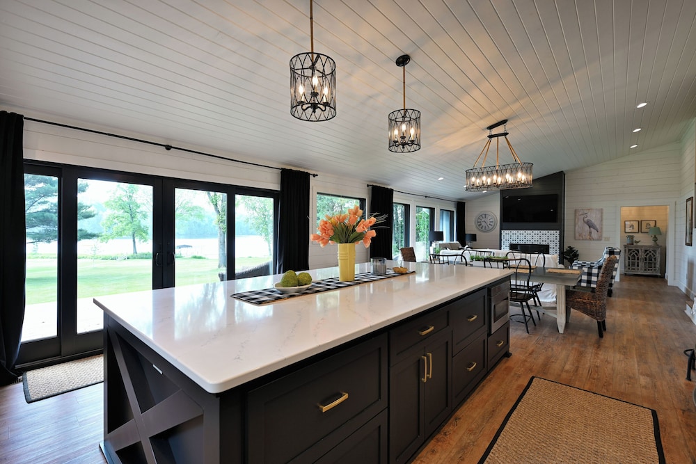 Modern Lakehouse Retreat on Lake Namakagon With Private Hot Tub