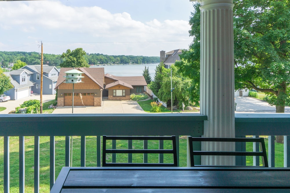 Lake Mary View: Pickleball Paradise Penthouse Unit