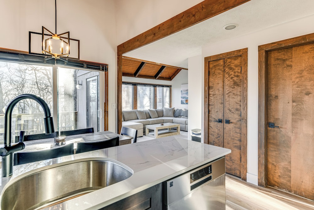 Walk to Ski Slopes: Wintergreen Resort Treehouse