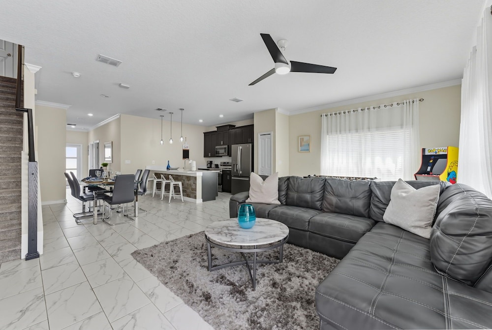 Modern 5BR Retreat Pool Water Park More