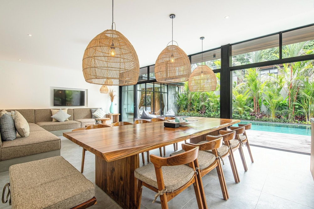Elegant 6BR Canggu Villa Steps From the Ocean
