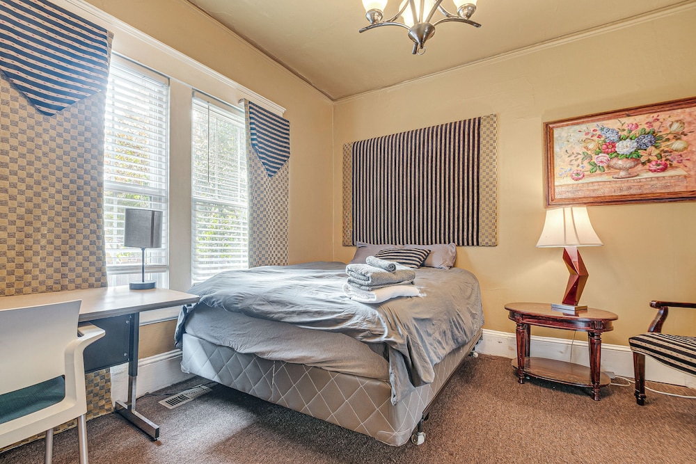 Family Retreat w/ Yard < 1 Mi to Dtwn Durham!