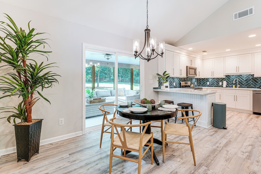 < 2 Mi to Dtwn Alpharetta: Home w/ Screened Porch!