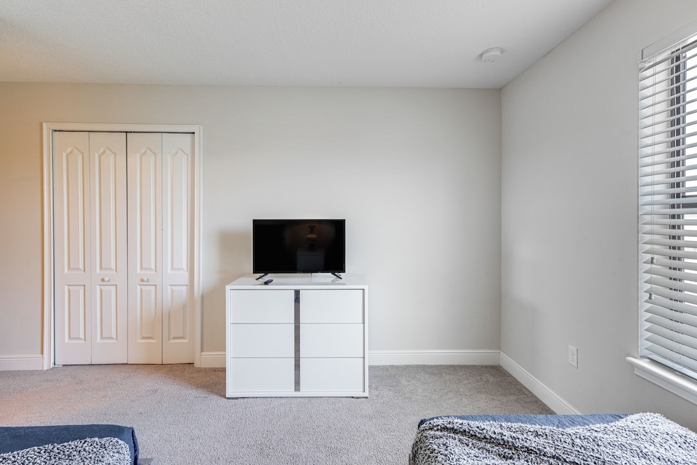 Near Disney & Legoland: Spacious Poolside Oasis!