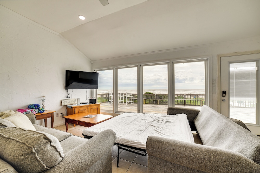 Beachfront Home w/ Pool Access in Galveston!