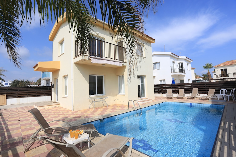 SeaBreeze Villas with Private Pool by TrulyCyprus
