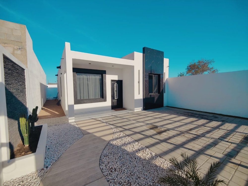 Beautiful 3bed 2bath new Home With Pool in Town