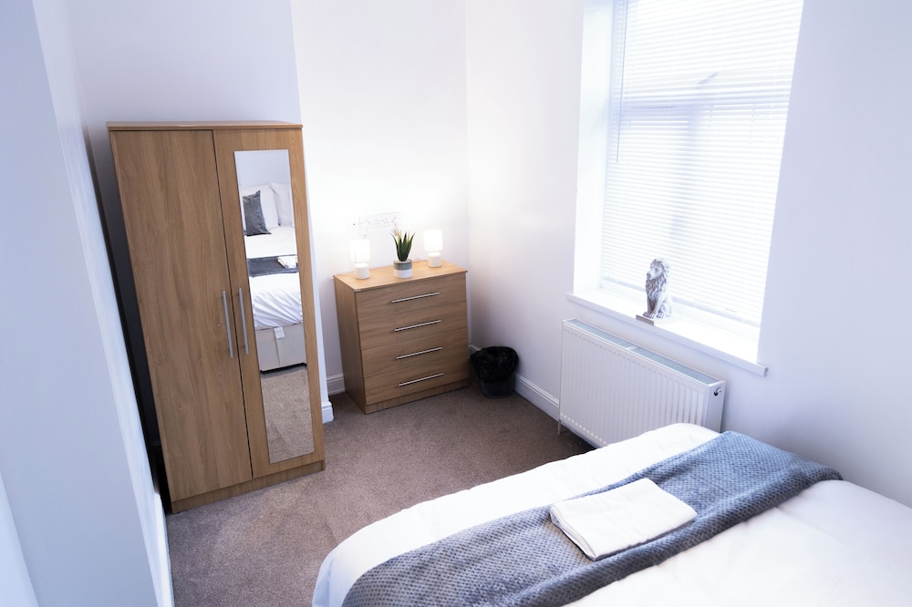 Wolverhampton - 4 Bed House - Free Parking